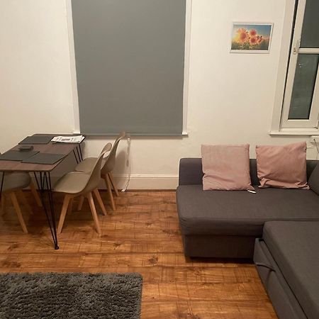 Luxury 1-Bed Apartment With Stunning City Views Perfect For Short Stays In 런던 외부 사진